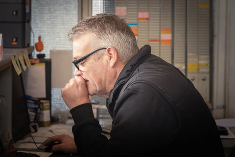 Henk van der Wal achter de computer op kantoor in Drachten