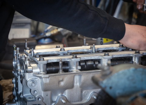 Close-up van een motorblok in de werkplaats