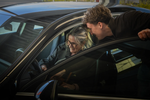Job in gesprek met klant bij de auto over een inruilvoorstel